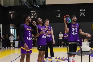 习俗不能丢！湖人4个菜鸟为寿星詹姆斯唱生日歌 布朗尼领唱