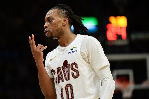 统治进攻端！加兰半场11中6得16分 超远三分&前场抢断样样来