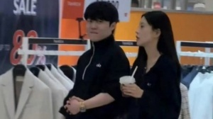 正面照来了❗Rookie与新女友在韩国逛街：情侣装+十指紧扣