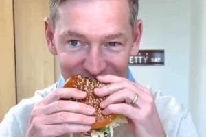 被群嘲连自家产品都不敢吃！麦当劳CEO回应：我这是家教严