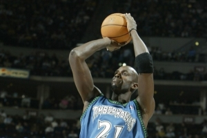 阿里纳斯：阿德巴约有点像加内特 有能力场均30+但打法太团队了