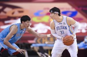 媒体人：王哲林能力不如周琦 但场上的专注度高于周琦