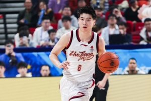 正负值+15最高！程帅澎半场6中4贡献10分 三分4中2