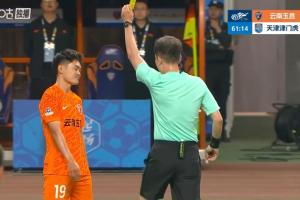 点球变假摔！黄紫昌倒地主裁判第一时间判点，VAR改判假摔+黄牌
