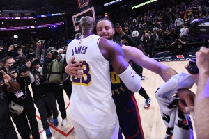 记者谈勇士未来：追字母 追小卡等有缺陷球星 追詹姆斯 交易库里