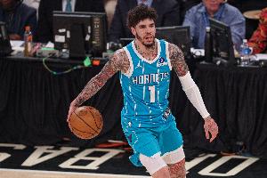 不当人呢！三球12分钟6投1中 还有2失误3犯规！