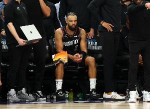 状态不太好！狄龙半场9中2拿到8分1助 4失误&3犯规