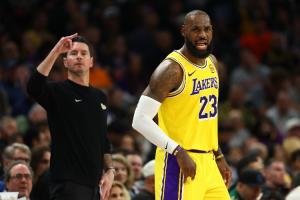 雷迪克：詹姆斯展现了出色的领导力 他上半场就10助&还有关键得分