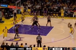 开张了！斯玛特命中个人本场首记三分 压制火箭反扑势头