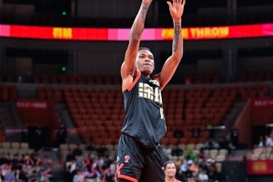 生猛小孩哥！特奎维恩·史密斯半场12罚10中 拿下22分4板4助3断