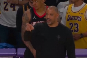 火箭抱怨判罚连吃两T 乌度卡疑似骂裁判b*tch 对手丢罚球后又笑了