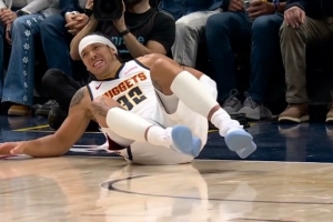 够隐蔽的！兰德尔篮下暗肘顶戈登腰部直接将后者撂翻在地