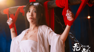 “黑神话萍萍”饰演者新作晒玉足！被鞭子抽打 木桩捆绑