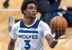 进攻也练出来了！麦克丹尼尔斯半场6中4拿到12分2板2助 首节10分