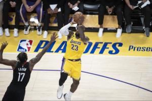 太抽象了！火箭前场板21-3&但93投仅35中 湖人少出手27次&多进5球