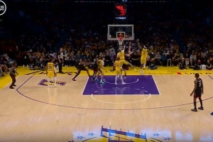 继续追赶！阿门送妙传 申京篮下对抗防守强攻打成2+1