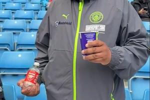 有备而来！上轮嘲讽阿森纳走红的曼城球迷，今天又带上那个瓶子