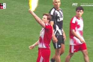 球场魔术师！慈善赛球员染黄直接把牌烧了，此前还向裁判出过黄牌