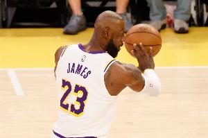 季后赛模式！詹姆斯主导进攻9分半拿4分2板8助1断 助攻创单节纪录