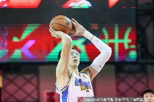 状态不错但罚球还是没谱！周琦半场6中4拿到11分7板 连丢4次罚球