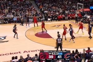 外线有谱！哈登持球单打 迎着防守强投三分一箭穿心