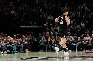 杨瀚森工作室：季后赛体验+1 继续打磨 静待机会 在场 即是成长