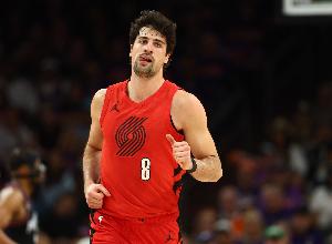 扛着球队走！阿夫迪亚上半场13中7&罚球5中4 砍下19分4板2助