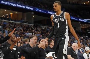 文班：邓肯&上将观战让我安心 似感觉他们会在我跌倒时扶我一把