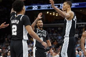 解说：马刺的阵地进攻仍然非常稚嫩 有待磨合 这系列赛能锻炼队伍