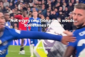 关系出现裂痕？福法纳被换下时未与罗塞尼尔教练组握手