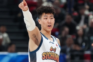 正负值-17最低！李玮颢半场9中4拿12分 三分6中3