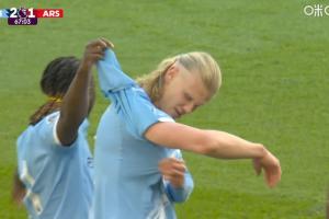 衣服都撕烂了！哈兰德紧身衣被加布里埃尔扯坏，又与因卡皮耶冲突