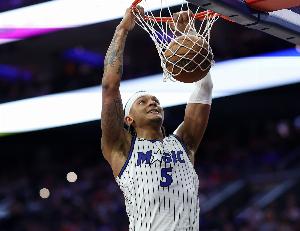 今天打得好！班凯罗半场9中5砍下17分6篮板2助攻