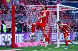 拜仁夺冠后85分钟：球迷高呼三冠王 凯恩不停接受采访被儿子抱怨