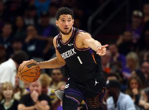 独木难支！布克17中8拿到23分6板2助&4前场板 被疯狂包夹针对