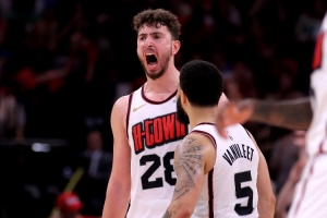 范弗里特：申京才23岁 我看着他从没自信成长为两届全明星