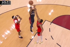 晚了一点点！米切尔高难度强投命中 可惜超时在先