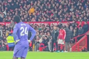 不满！齐尔克泽被换下场时遭球迷嘘声