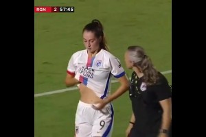 喘不上气！阿方索前女友被对手撞到胸部