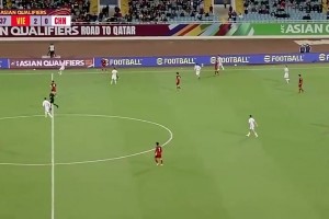 解说员：这球进的真漂亮！把中国足球的脸打得啪啪响！