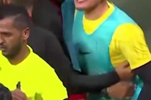 叙利亚队医同国足助教喋喋不休，王大雷直接推开+怒斥