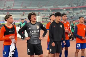 山东泰山队主场1:1战平上海海港，赛后谢场，球员难掩遗憾