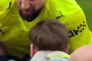 现场实拍多纳鲁马跳进观众席，与球迷一起庆祝⚡