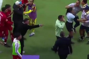 我的眼睛！墨西哥赛场出现粗俗一幕，主教练朝着对方教练摆弄身姿