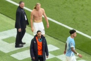 哈兰德这是听到了什么这么开心