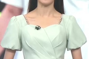 打几分？天足美女主持雪儿身穿连衣裙很清秀端庄