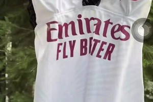 没想到球衣还有这样的款式，网友：给我一件死敌的球衣