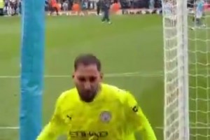 如释重负！终场哨响后，多纳鲁马跳入人群与球迷一起庆祝！