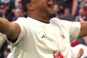 提前四轮夺冠！孔帕尼在赢得德甲冠军后激动不已