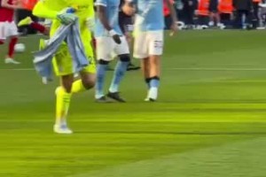 多纳鲁马在下半场开始前向球迷道歉，并且下半场表现出色！